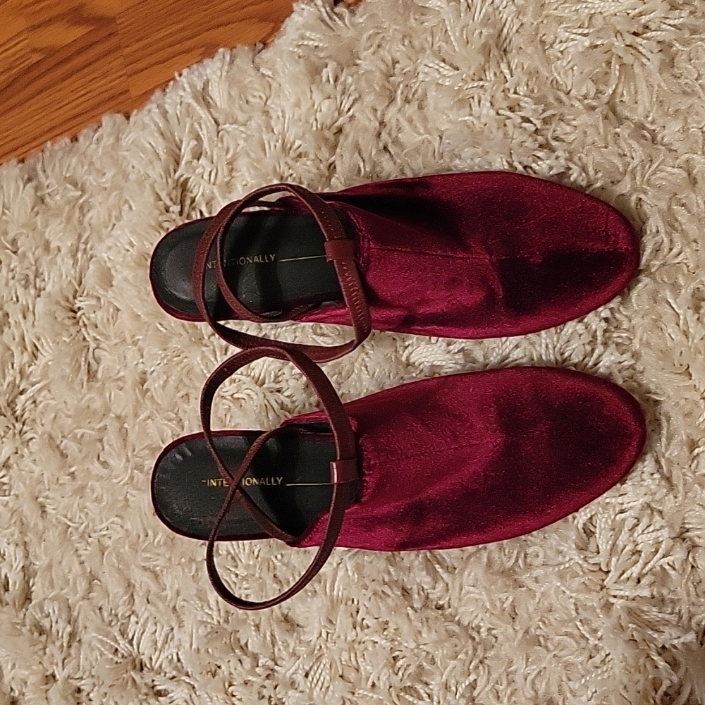 Maroon velvet shoes